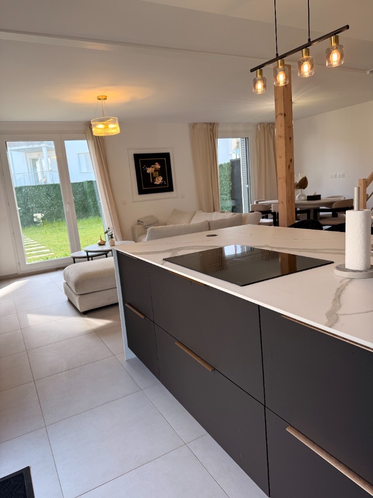 Grand espace ouvert séjour-cuisine, House Disney Magical