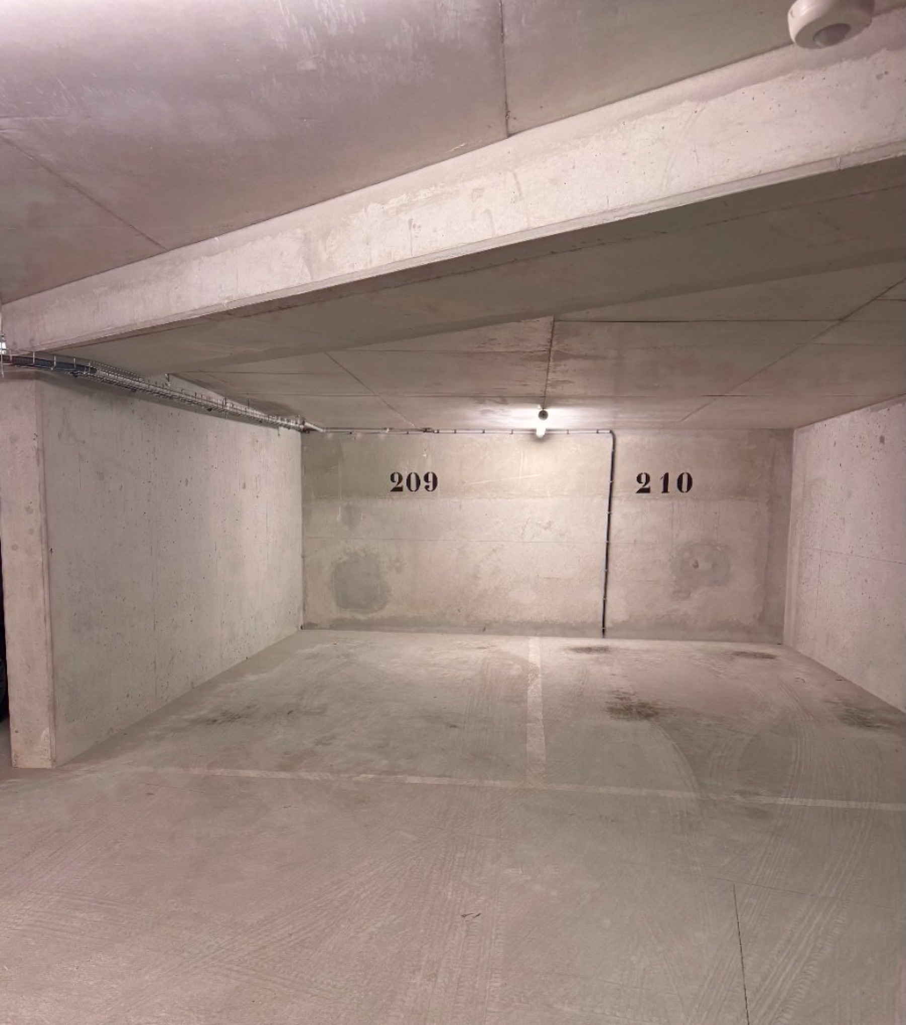 Parking privé sous-sol place 210, Disneyland Paris — gratuit